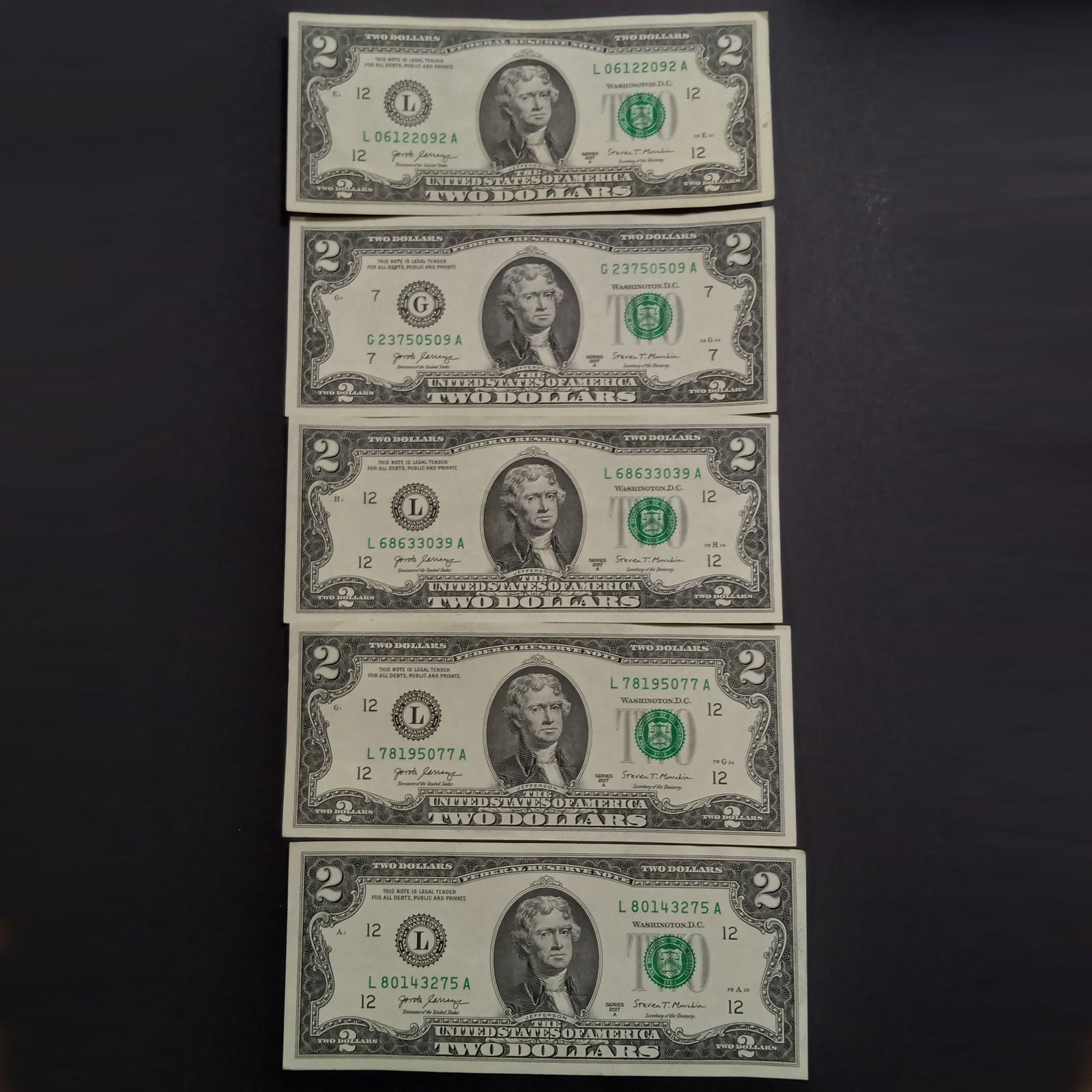 Lot of 5 Collectible US 2017A Two dollar $2 bill notes with consecutive serial numbers, UNC: Lot of 5 Collectible US 2017A Two dollar $2 bill notes with consecutive serial numbers, UNC. Bills are crisp.