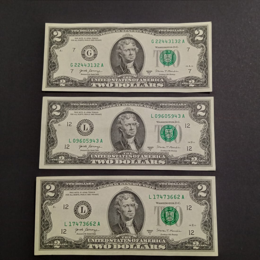 Lot of 3 Collectible US 2017A Two dollar $2 bill notes with consecutive serial numbers, UNC: Lot of 3 Collectible US 2017A Two dollar $2 bill notes with consecutive serial numbers, UNC. Bills are crisp.
