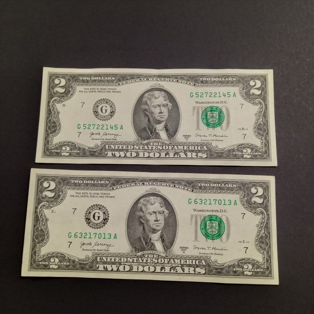 Lot of 2 Collectible US 2017A Two dollar $2 bill notes with consecutive serial numbers, UNC: Lot of 2 Collectible US 2017A Two dollar $2 bill notes with consecutive serial numbers, UNC. Bills are crisp.
