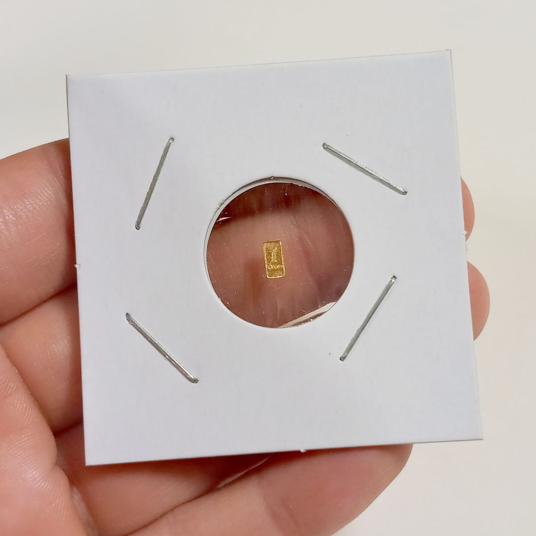 999 Fine Gold 1 GRAIN tiny bullion: Collectible 999 Fine Gold 1 GRAIN tiny bullion. 1 GRAIN is 0.0647989 GRAMS. Condition excellent.