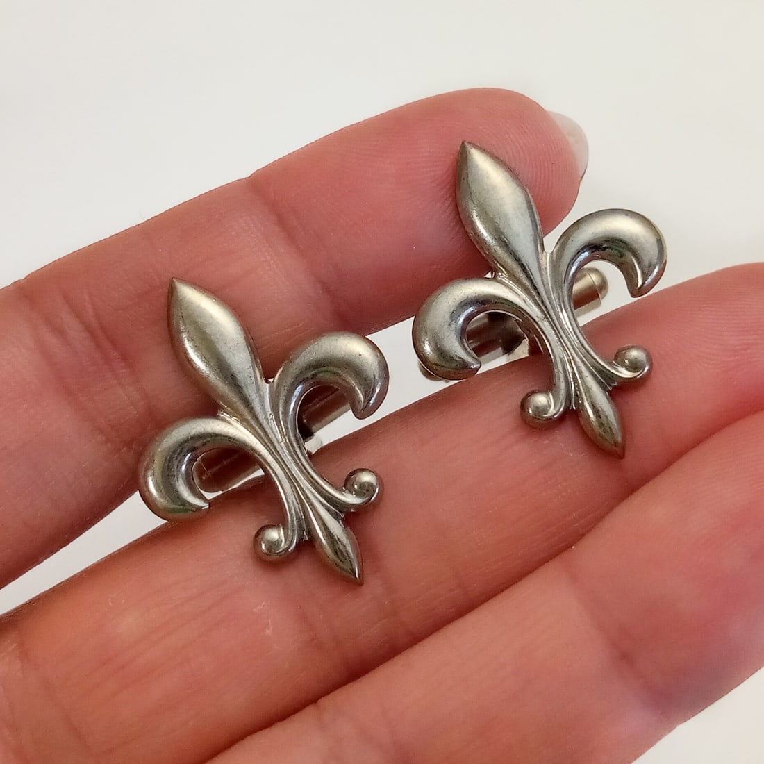 Vintage silver tone Flur de Lis shape cufflinks (1 of 4)