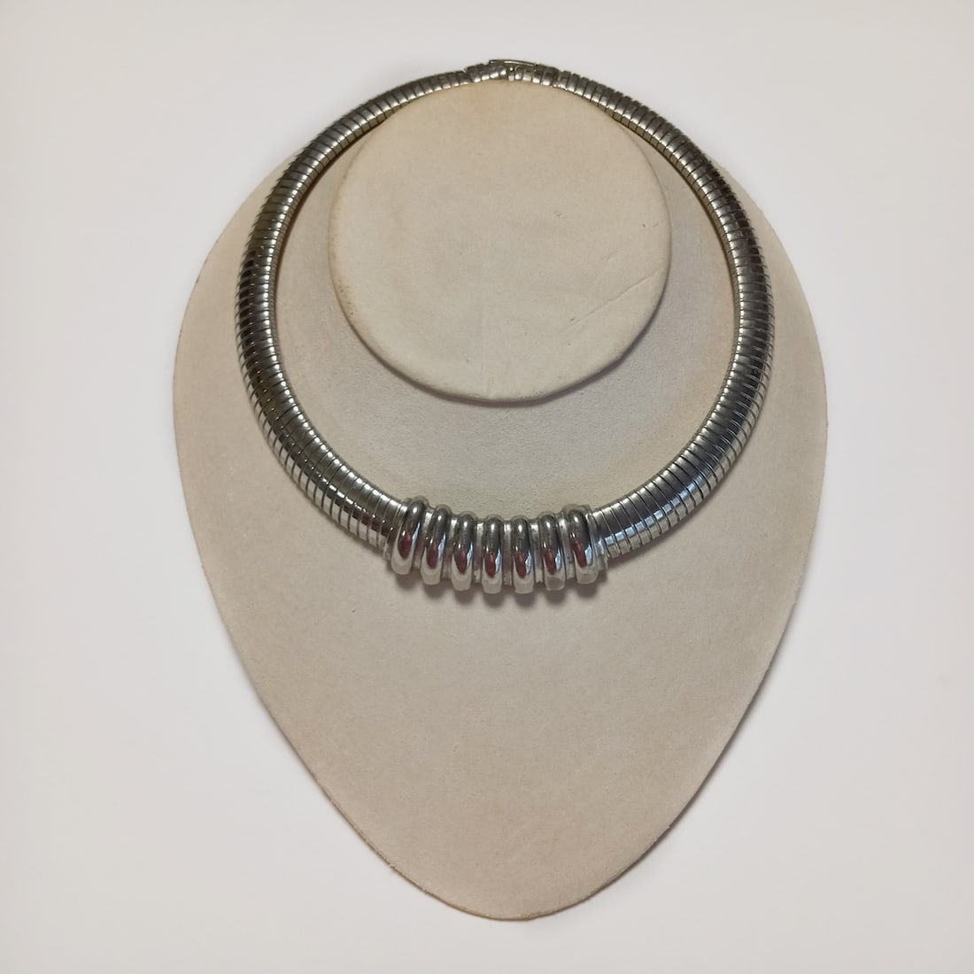 ERWIN PEARL Silver tone omega style necklace, signed: ERWIN PEARL Silver tone omega style necklace, signed. Length 15 inches. Necklace measured 1/2 inches wide. Hallmarked P.E.P Condition good.