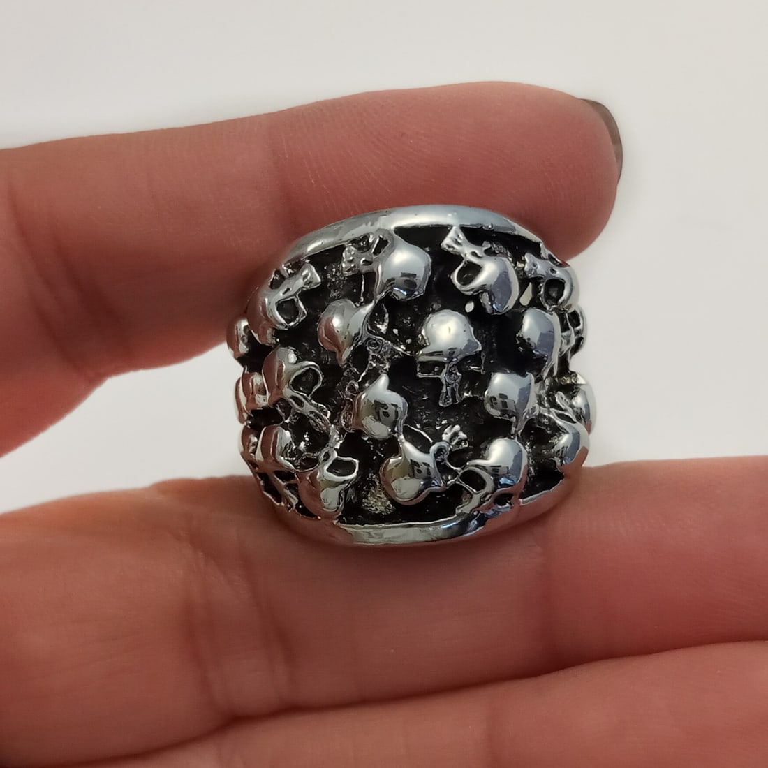 Silver tone with blacken finish skulls ring, size 9: Silver tone with blacken finish skulls ring, size 9. Top measured 7/8 inches wide. Condition excellent.