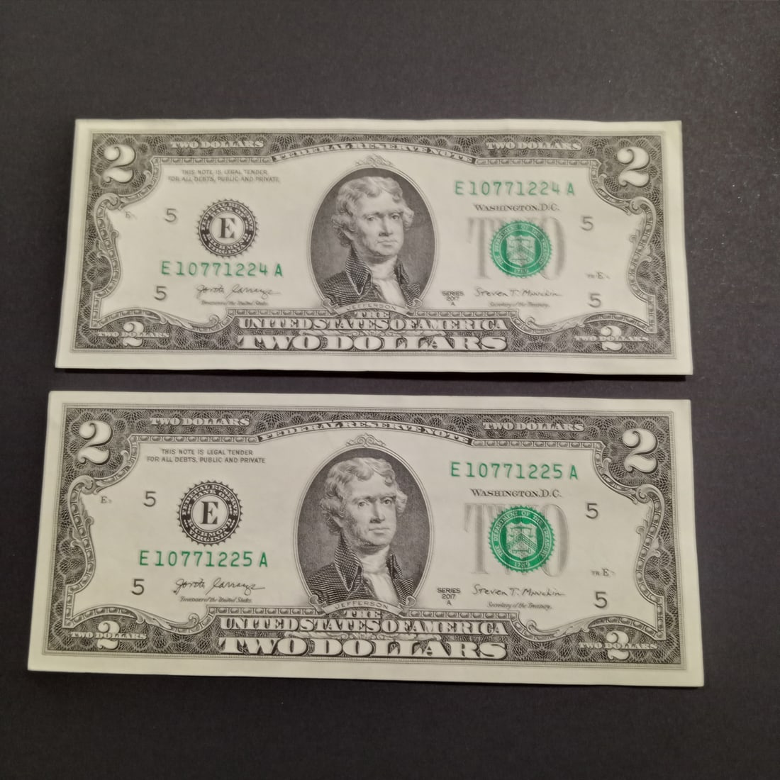 Lot of 2 Collectible US 2017A Two dollar $2 bill notes with consecutive serial numbers, UNC: Lot of 2 Collectible US 2017A Two dollar $2 bill notes with consecutive serial numbers, UNC. Bills are crisp.