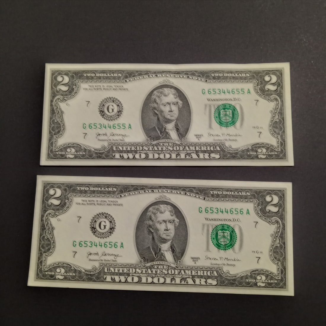 Lot of 2 Collectible US 2017A Two dollar $2 bill notes with consecutive serial numbers, UNC: Lot of 2 Collectible US 2017A Two dollar $2 bill notes with consecutive serial numbers, UNC. Bills are crisp.
