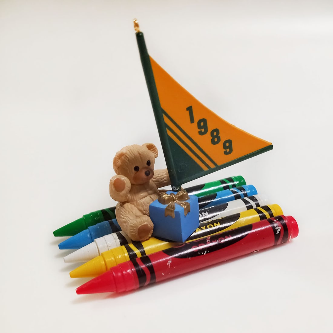 Vintage 1989 CRAYOLA crayons sail boat teddy bear: Collectible vintage 1989 CRAYOLA crayons sail boat teddy bear figurine ornament. 1989 B&S Hallmark Cards, Inc. Measured 2 7/8 x 1 3/4 x 3 inches. Sail is glued on at the stem. Sold As Is. Condition go