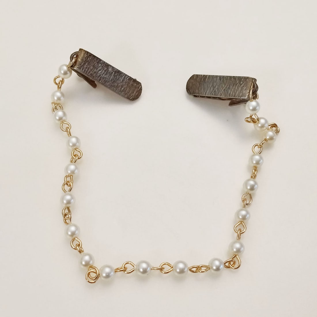 Vintage gold tone faux pearl chain collar clips: Vintage gold tone white faux pearl chain collar clips. Total length 9 inches. Condition good.