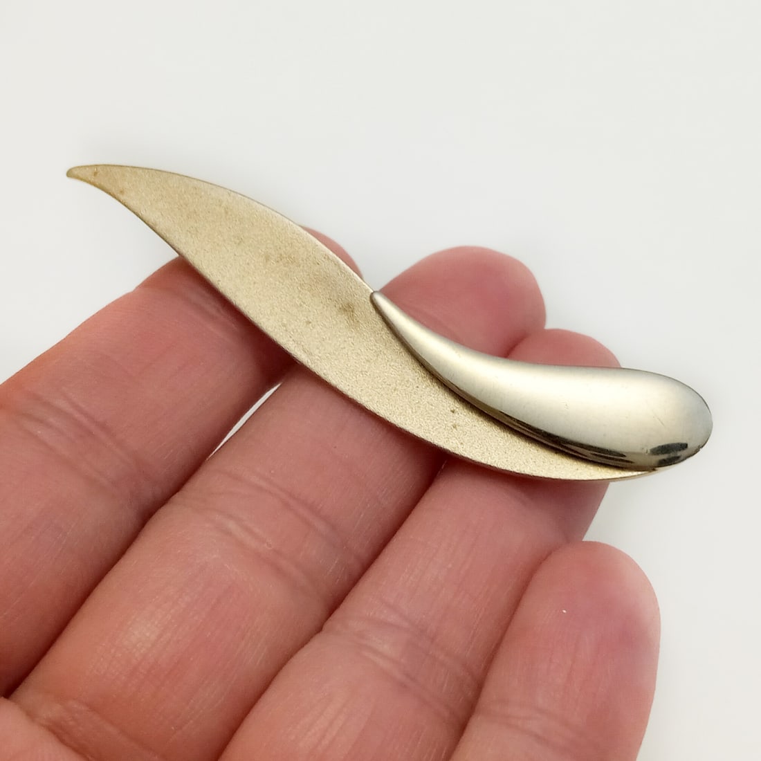 SARAH COV Gold tone Leaf textured brooch, signed (1 of 4)