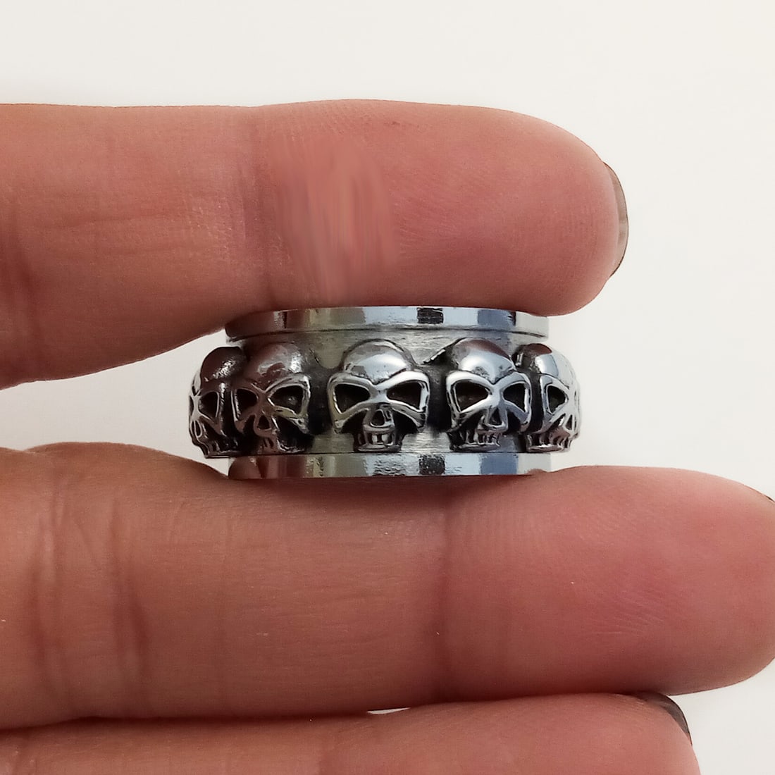 Stainless steel skulls design spinner band ring, size 10: Stainless steel with blackened details skulls design spinner band ring, size 10. Band width measured approximately 3/8 inches. Condition excellent.