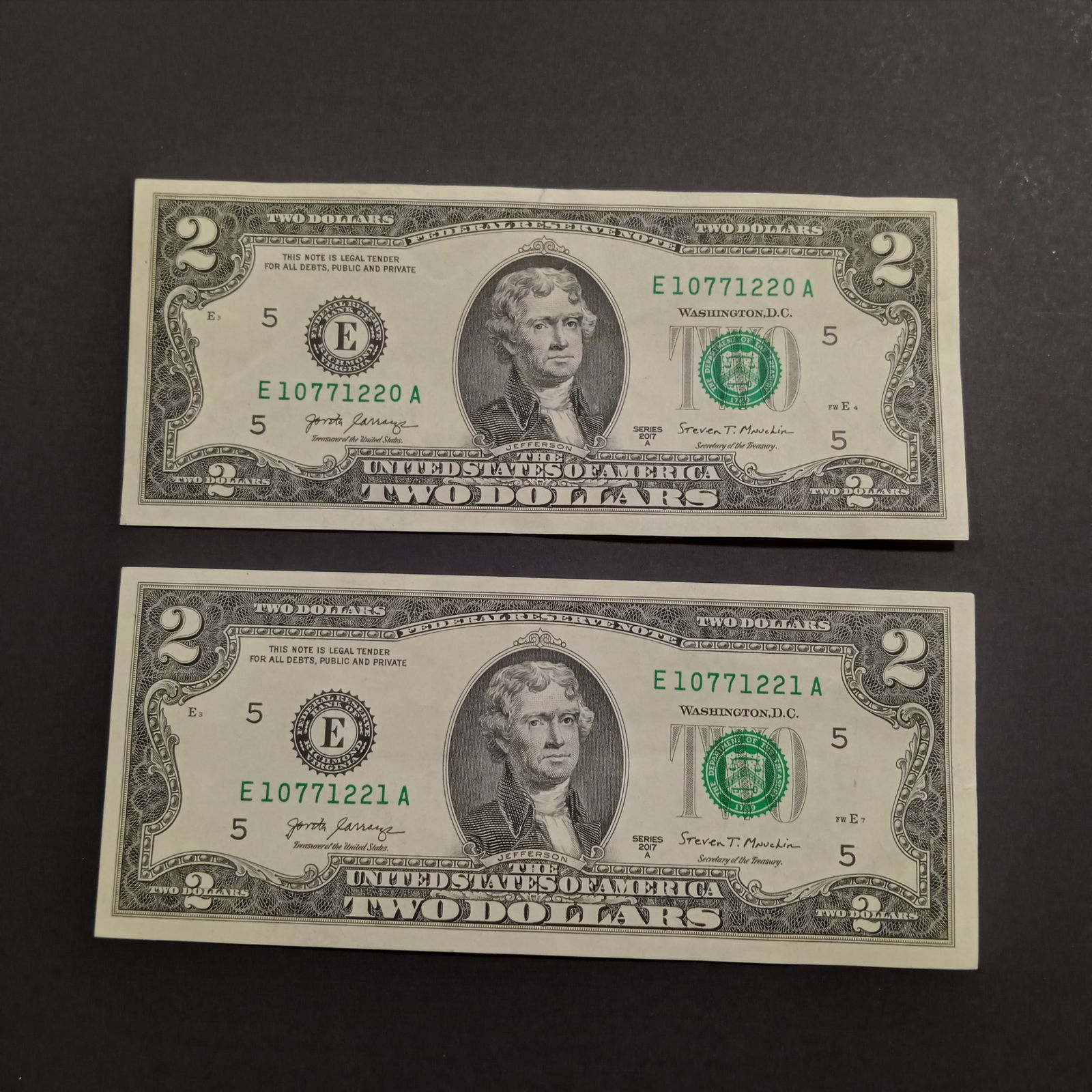 Lot of 2 Collectible US 2017A Two dollar $2 bill notes with consecutive serial numbers, UNC: Lot of 2 Collectible US 2017A Two dollar $2 bill notes with consecutive serial numbers, UNC. Bills are crisp.