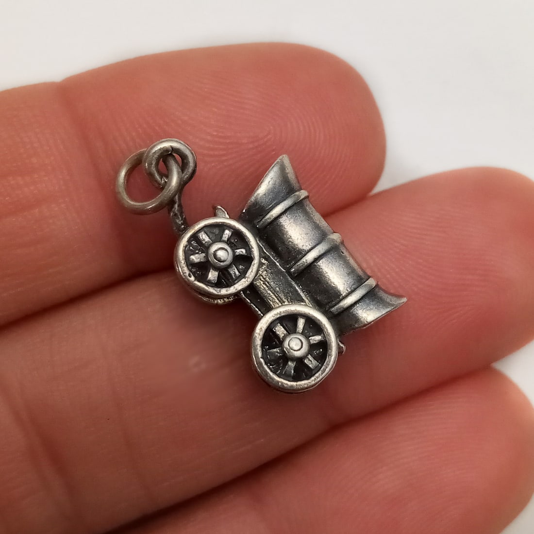 Vintage sterling silver covered Old West wagon charm: Vintage sterling silver covered Old West wagon charm. Weight 3.45 grams. Length 7/8 inches with bail. Hallmarked Sterling. Condition very good.