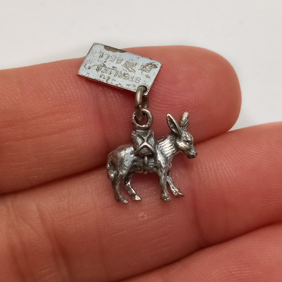 Sterling silver Seven Falls Colorado pack Mule charm: Sterling silver Seven Falls Colorado pack Mule charm. Weight 1.93 grams. Length 5/8 inches with bail. Hallmarked Sterling by Bell. Condition very good.