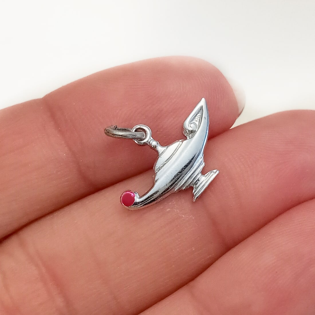 Vintage sterling silver Genie Aladdin's lamp charm: Vintage sterling silver Genie Aladdin's lamp charm. Weight 0.85 grams. Length 5/8 inches with bail. Hallmarked sterling. Condition very good.