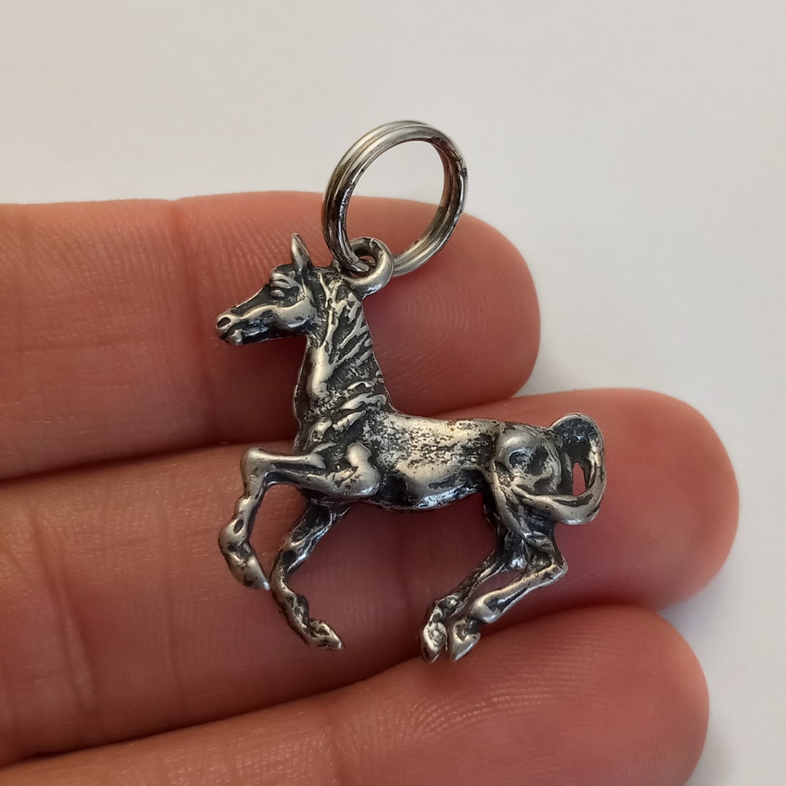 Vintage sterling silver running galoping horse charm: Vintage sterling silver running galoping horse charm. Weight 5.18 grams. Length 1 3/8 inches with bail. Hallmarked Ster. Condition very good.