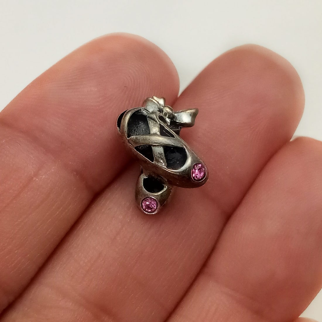 Sterling silver Ballerina Pointe dancing shoes charm: Sterling silver pink rhinestone Ballerina Pointe dancing shoes charm. Weight 2.10 grams. Length 3/8 inches. Hallmarked 925. Condition very good.