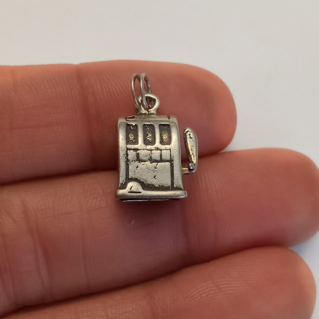 Vintage sterling silver Slot machine charm: Vintage sterling silver Slot machine charm. Weight 3.06 grams. Length 3/4 inches with bail. No hallmark, tested 925 sterling silver. Condition very good.