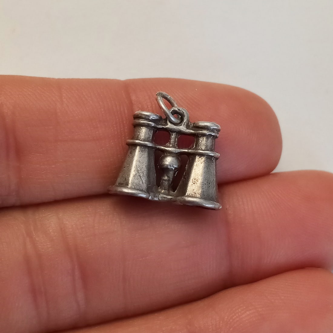 Vintage sterling silver Binoculars charm: Vintage sterling silver Binoculars charm. Weight 2.02 grams. Length 5/8 inches with bail. No hallmark, tested 925 sterling silver. Condition very good.