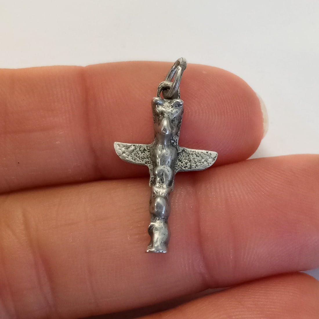 Vintage sterling silver Totem Pole charm: Vintage sterling silver Totem Pole charm. Weight 1.60 grams. Length 1 inch with bail. Hallmarked Mexico, tested 925 sterling silver. Condition very good.