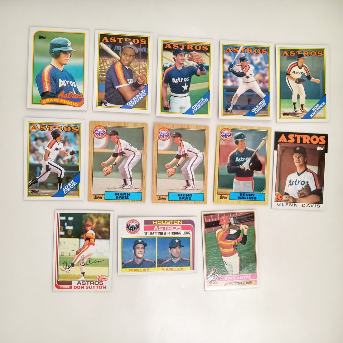 Lot of 13 TOPPS ASTROS 1978, 1982, 1986, 1987, 1988, 1989 baseball cards: Lot of 13 TOPPS ASTROS 1978, 1982, 1986, 1987, 1988, 1989 baseball cards. Condition is from good to excellent depending on the card.