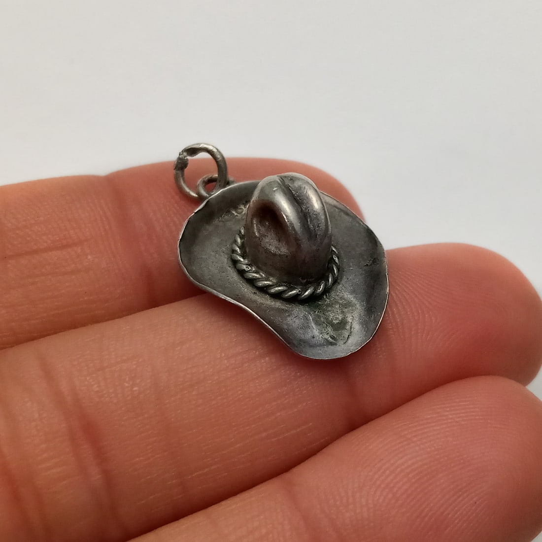 Vintage sterling silver Cowboy Cowgirl hat charm: Vintage sterling silver Cowboy Cowgirl hat charm. Weight 1.50 grams. Length 1 inch with bail. Hallmarked Mexico, tested 925. Condition very good.