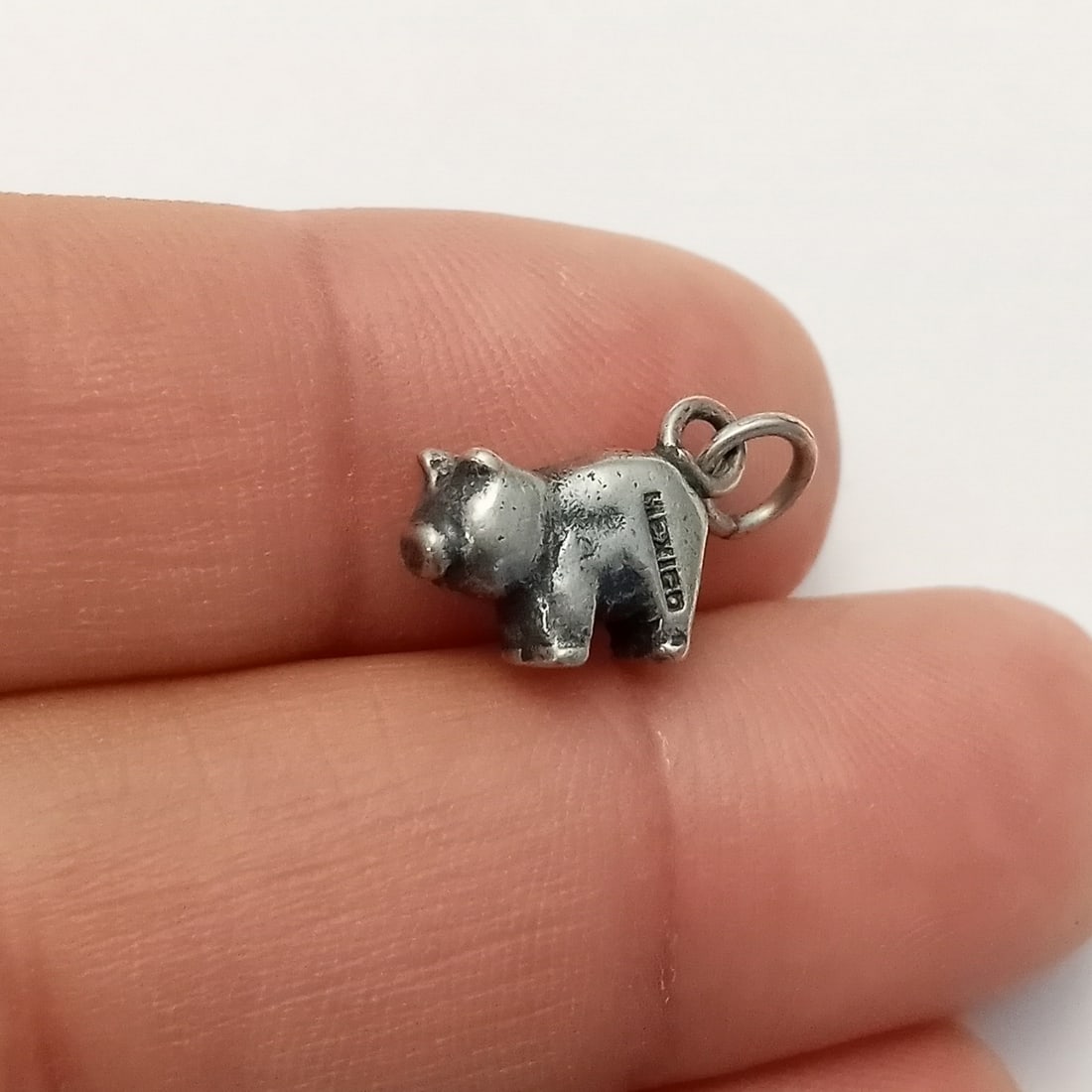 Vintage sterling silver pig piglet charm: Vintage sterling silver pig piglet charm. Weight 1.84 grams. Length 5/8 inches with bail. Hallmarked Mexico, tested 925. Condition very good.