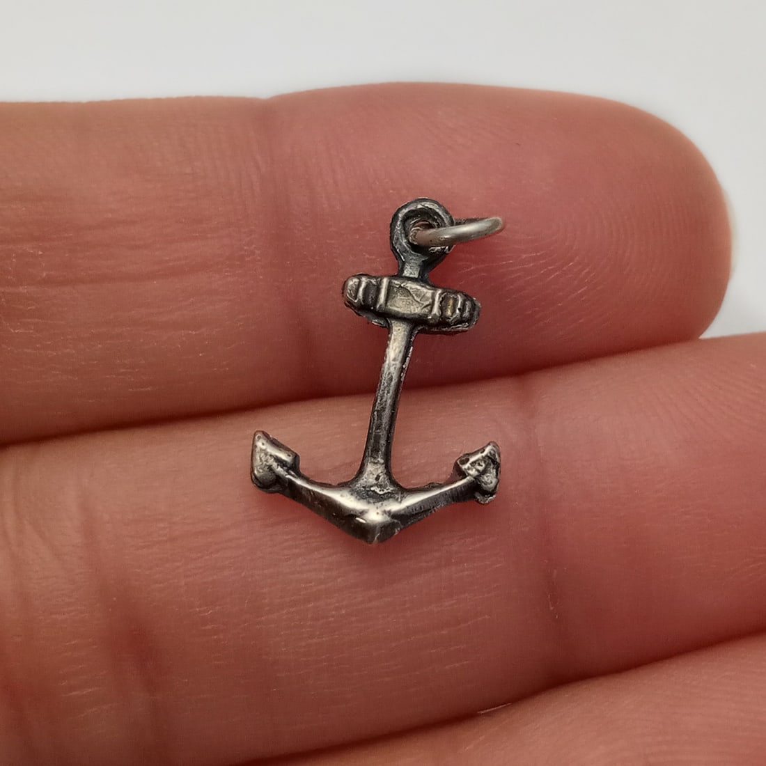 Vintage sterling silver Anchor charm: Vintage sterling silver Anchor charm. Weight 0.76 grams. Length 3/4 inches with bail. No hallmark, tested 925. Condition very good.