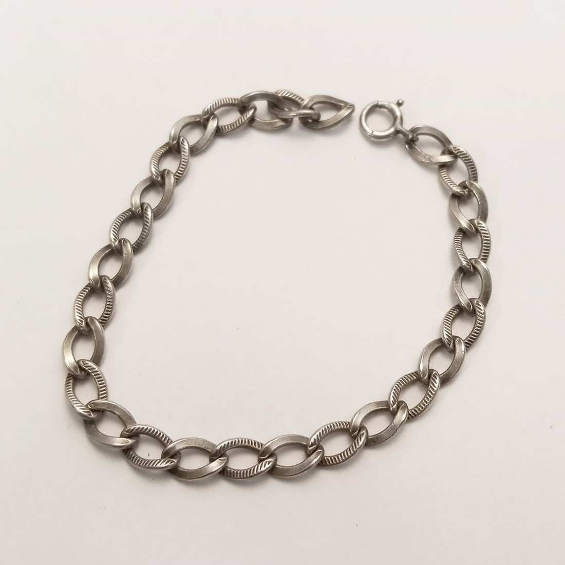 Vintage sterling silver textured and smooth finish curved link chian bracelet for charms, length 6 (1 of 2)