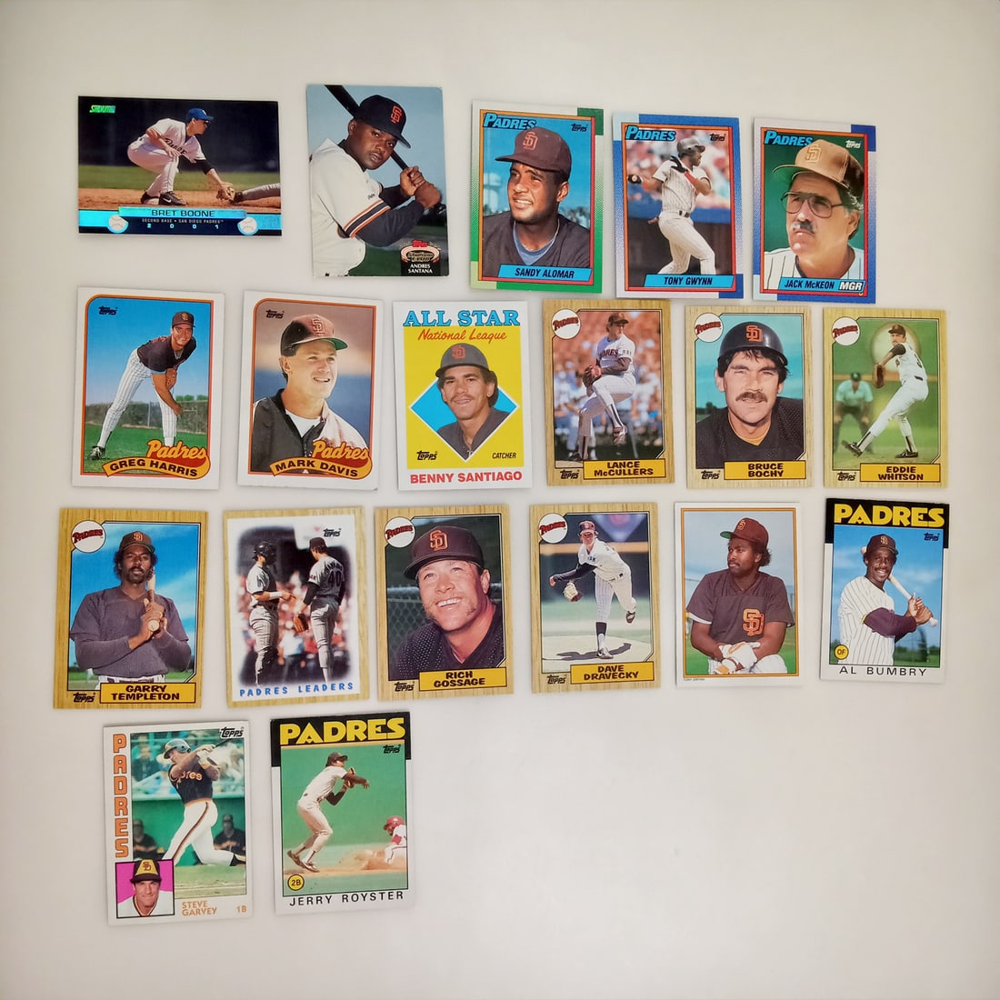 Lot of 19 TOPPS PADRES 1984, 1986, 1987, 1988, 1989, 1990, 1992, 2000 baseball cards: Lot of 19 TOPPS PADRES 1984, 1986, 1987, 1988, 1989, 1990, 1992, 2000 baseball cards. Condition is from good to excellent depending on the card.