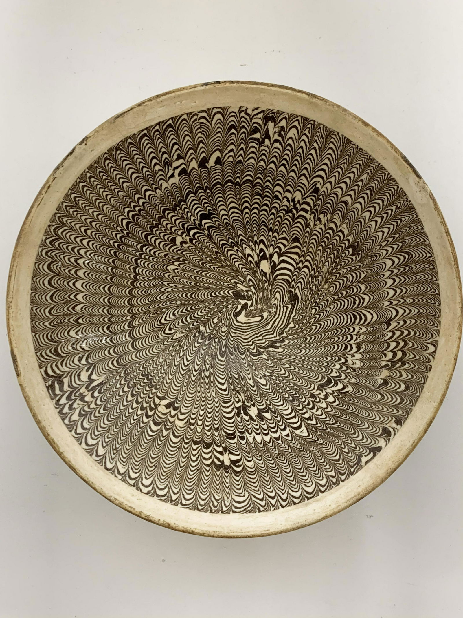 AN AMBER GLAZED MARBLED BOWL (1 of 4)