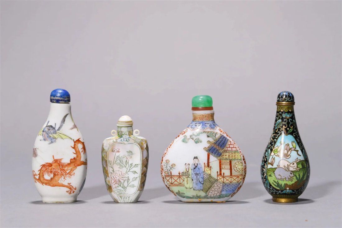 A GROUP OF FOUR CHINESE SNUFF BOTTLES (1 of 1)