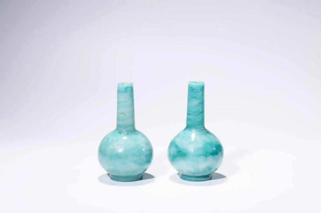 A PAIR OF SMALL PEKING GLASS VASE 19TH CENTURY (1 of 5)