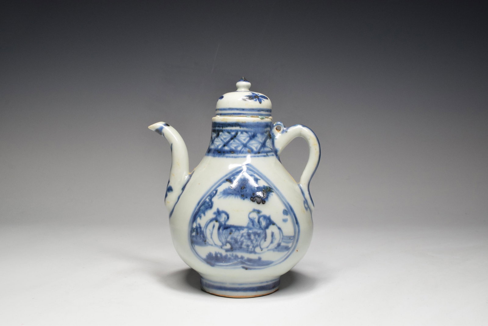 A BLIUE AND WHITE EWER MING DYNASTY: H: 15 CM