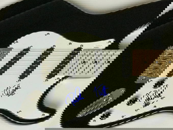 Styx Band Signed Full Size Electric Guitar COA Proof Autographed Tommy Shaw, James Young Styx Band Signed Full Size Electric Guitar COA Proof Autographed Tommy Shaw, James Young