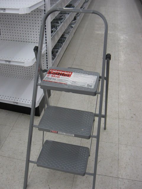 Step Ladder: Step Ladder, 3 steps, 200 lbs capacity