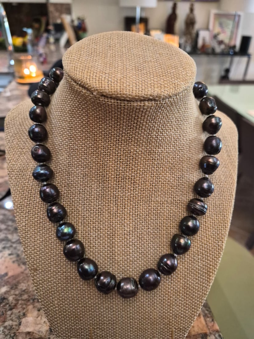 Vintage Black Peacock Baroque Cultured Pearl Strand Necklace: A striking vintage single-strand necklace featuring large, genuine black cultured baroque pearls. The pearls exhibit a highly desirable "peacock" iridescence, beautifully displaying rich overtones of 
