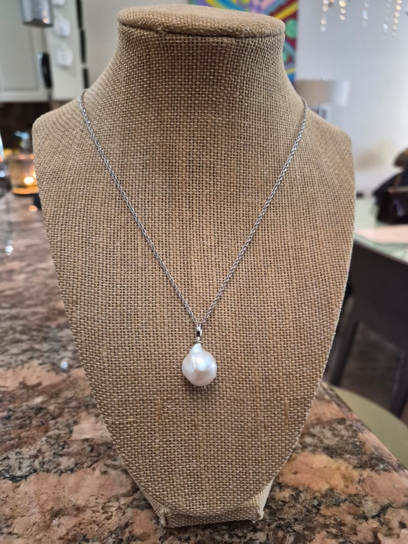 Large Cultured Freshwater Flame Baroque Pearl Pendant Necklace: A striking contemporary necklace featuring a substantial, fine-quality cultured freshwater baroque pearl pendant. The pearl displays a magnificent organic "flame" or teardrop silhouette with a highly 