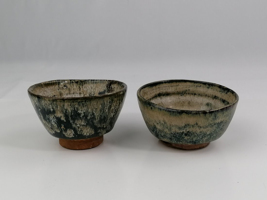 A pair of Japanese pottery tea bowls: 19th century Japanese Meiji Period pottery tea bowls Dimensions: 8.8x5.2cm 9x5cm Provenance: Metok antique gallery, purchased in Fukuoka, Japan 1980sBoth in good condition.