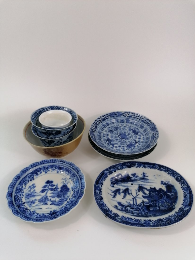 A Group of blue and white porcelain tea cups and sauce (1 of 10)