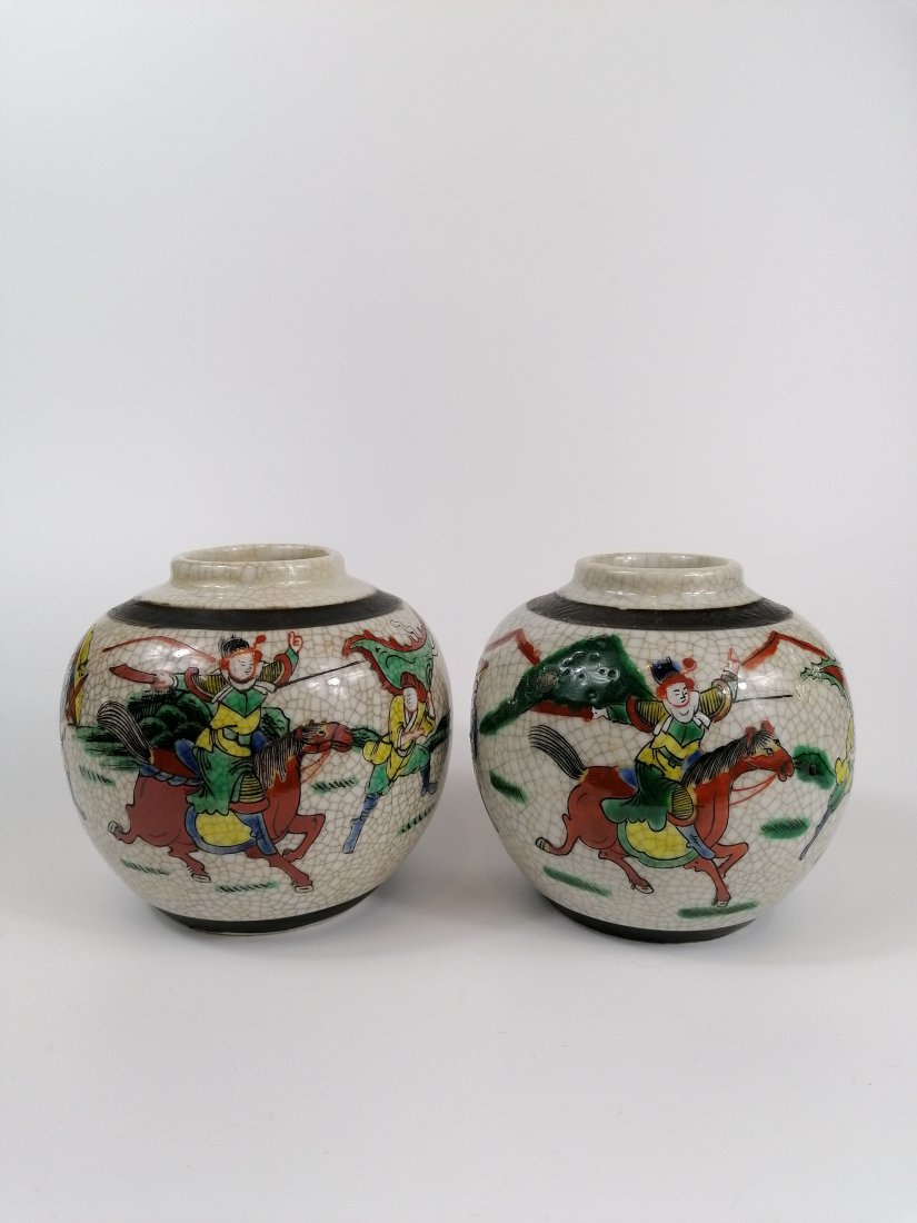 A Pair of Wucai Jar (1 of 5)