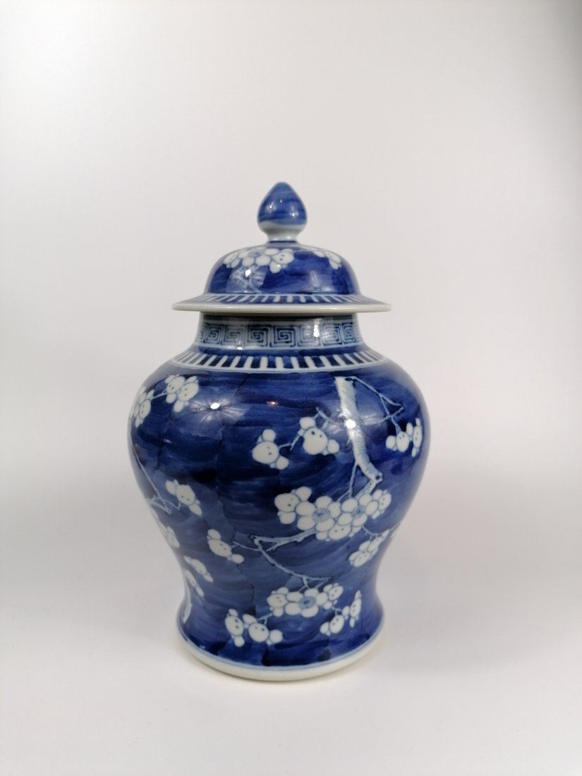 A Chinese blue and white Baluster Jar (1 of 5)
