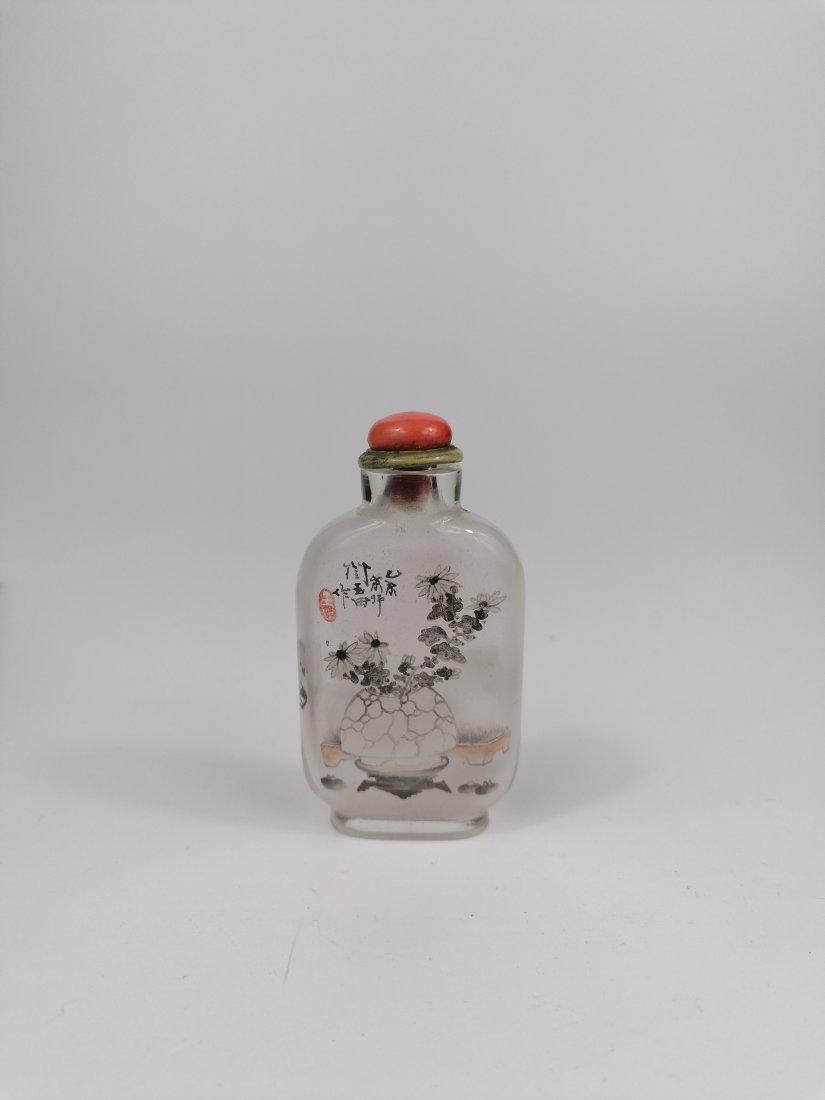 A Chinese inner painted glass snuff bottle (1 of 6)