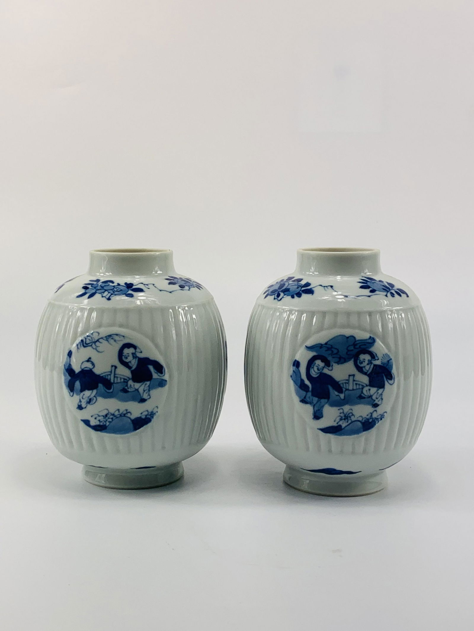 A Pair of Chinese blue and white jar (1 of 4)