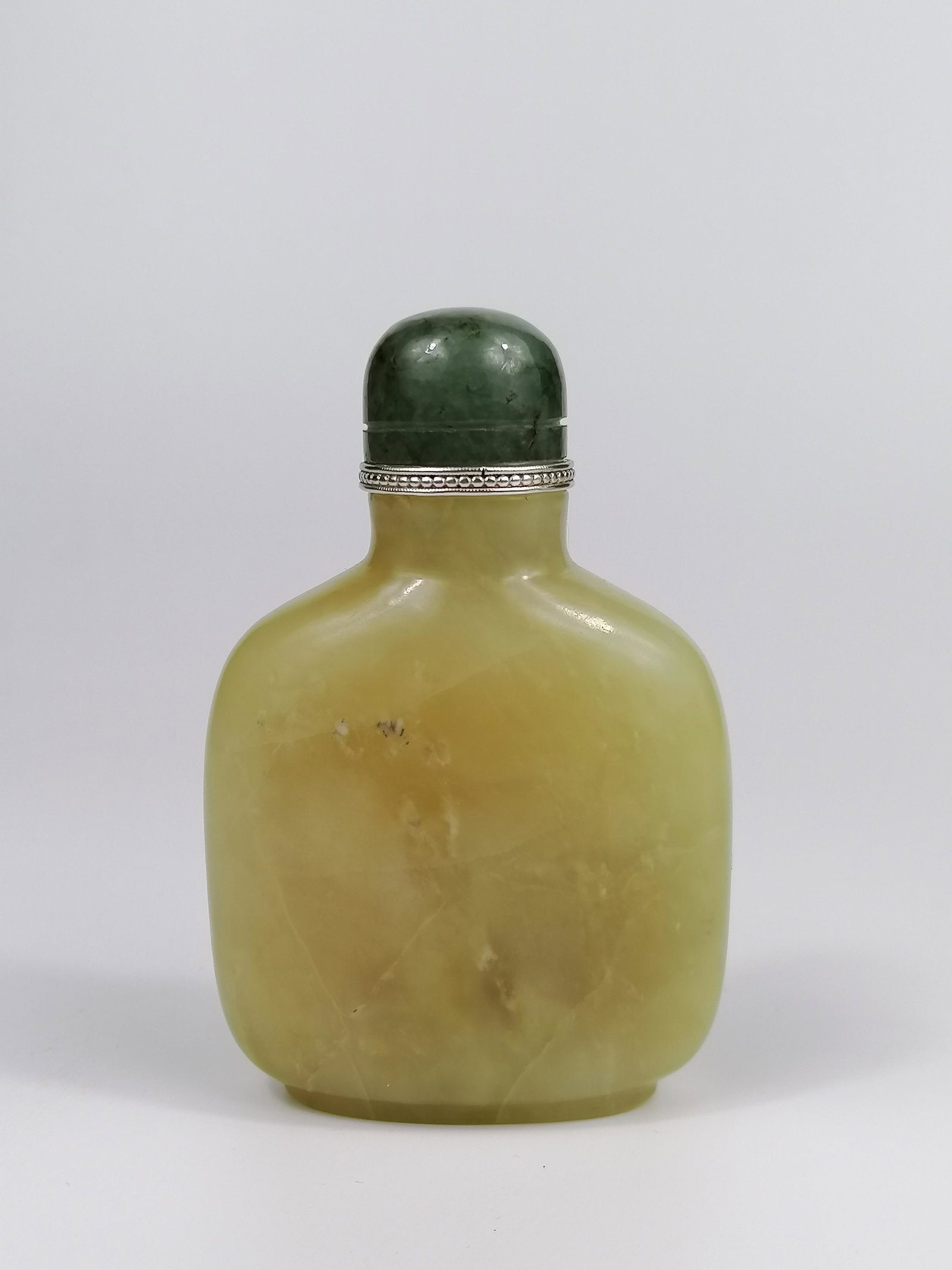 A Chinese jade snuff bottle (1 of 8)