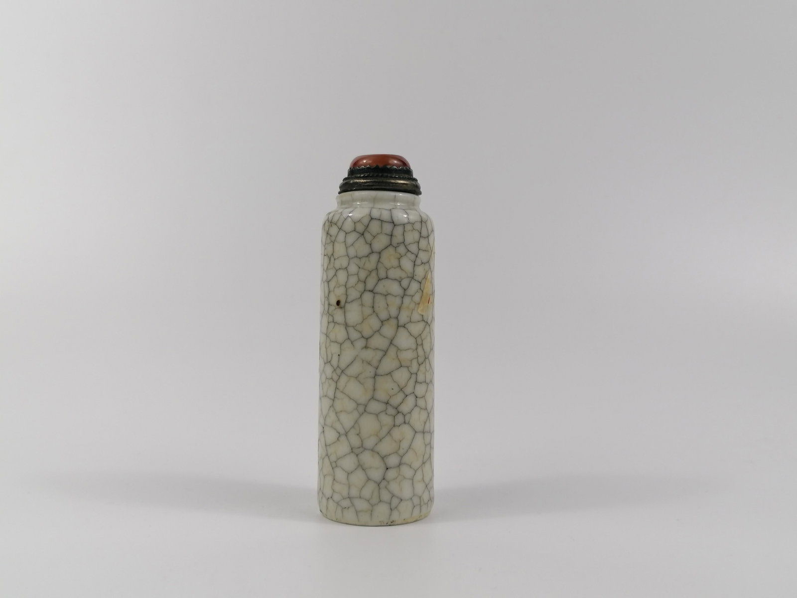 A Chinese Ge-type glazed snuff bottle (1 of 8)