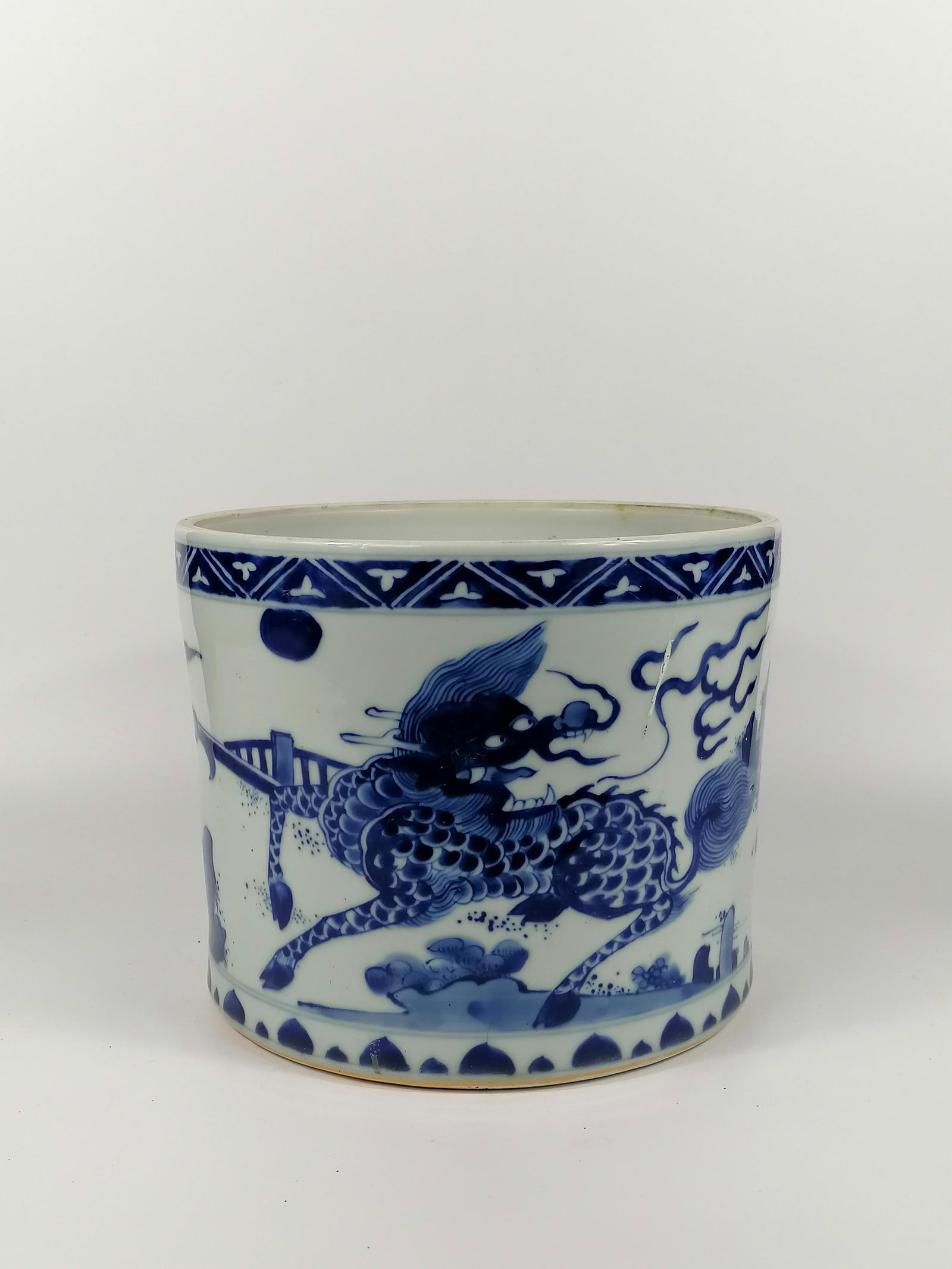A Chinese large blue and white brushpot (1 of 10)