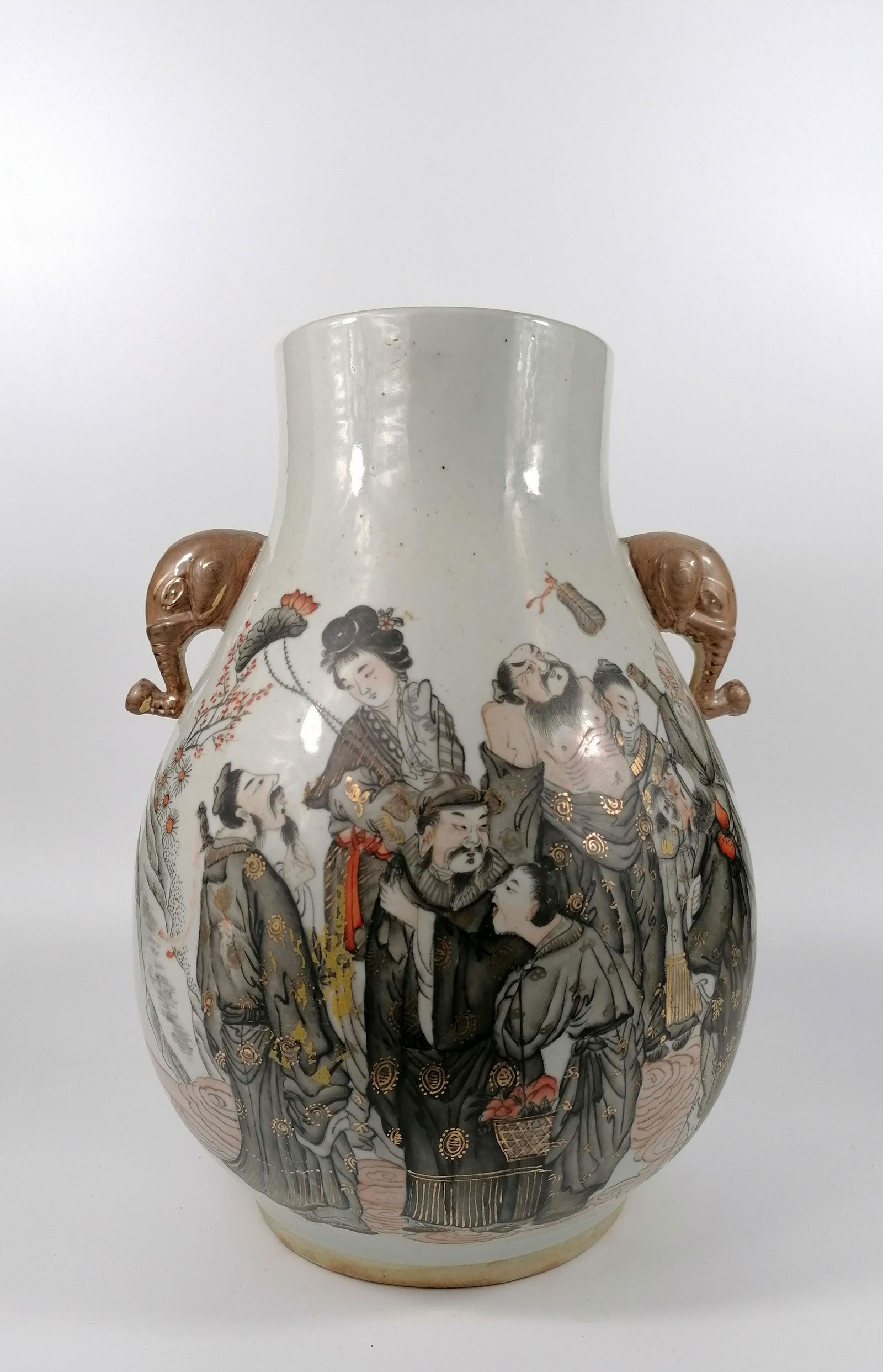 A large Chinese porcelain vessel (1 of 12)