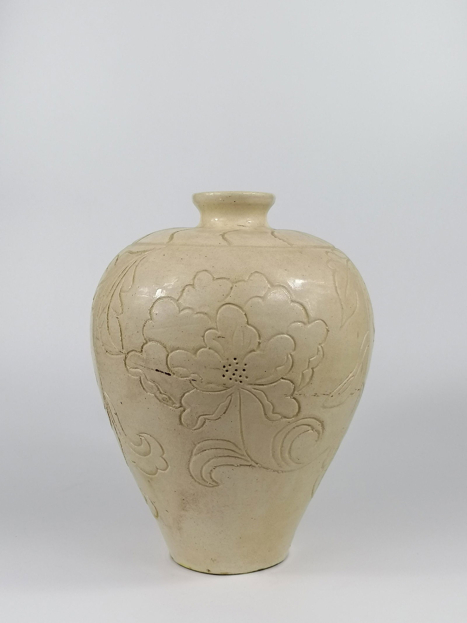 A Chinese Cizhou kiln carved peony Meiping (1 of 11)