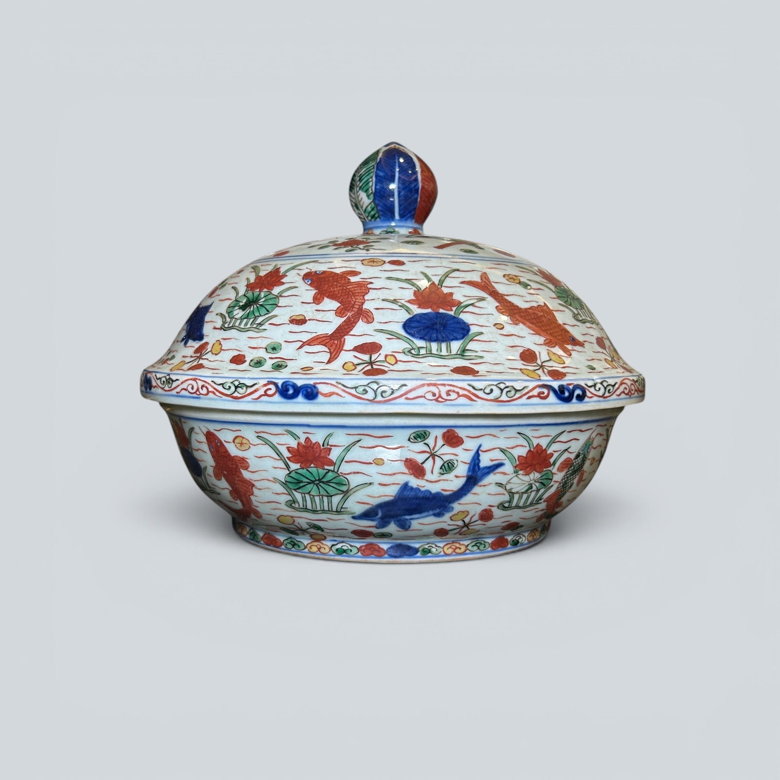 Chinese Art, A Wucai Covered Box Decorated with Fish, 15th-16th Century, Ming Dynasty (1 of 12)