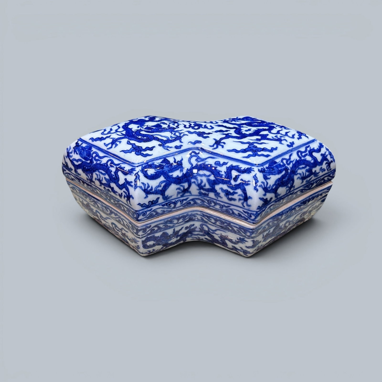 Chinese Art, A Blue and White Covered Box Decorated with Dragons, 16th-17th Century, Ming Dynasty (1 of 9)