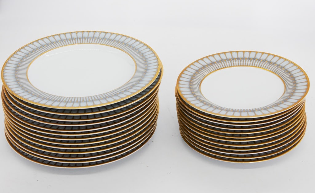 Arcades Deshoulires Limoges Porcelain Plates: Arcades Deshoulires Depuis 1826 Made in France Porcelaine des Limoges Approximate Size : 18 dinner plates : 1" H x 10.5" W x 10.5" D 17 x dessert plates : .75" H x 8.5" W x 8.5" D La Belle Epoque Auct
